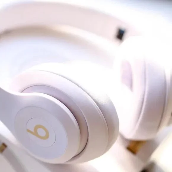 Beats Studio3 Bluetooth Wireless Noise Cancelling Headphones White